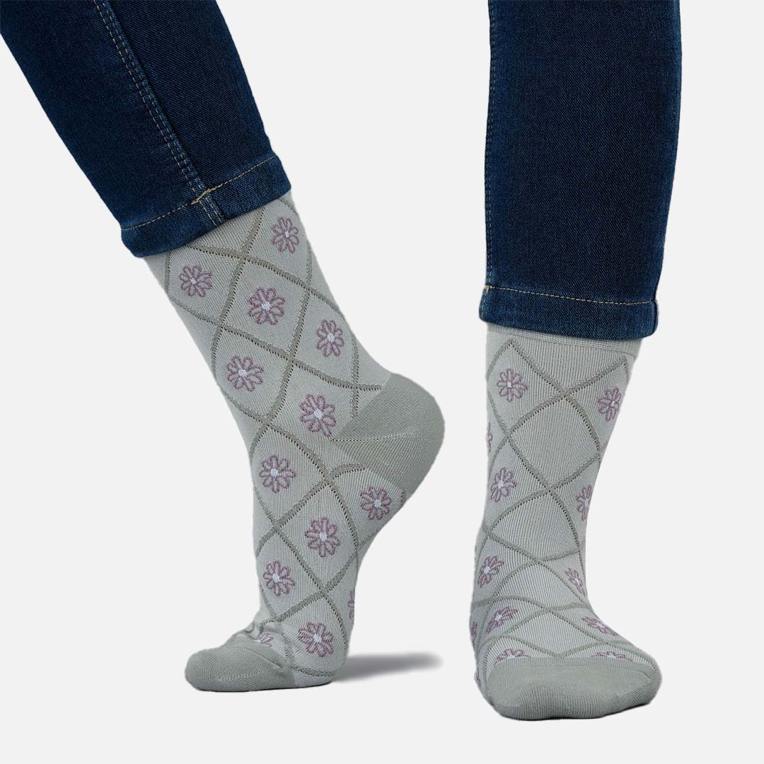 DAISY GREY & LAVENDER FLOWER CREW LENGTH SOCKS