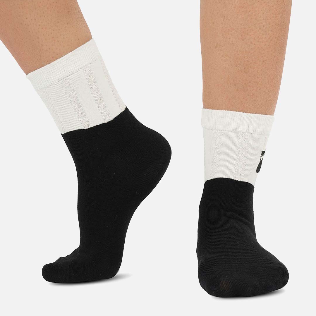 DAISY BLACK & WHITE KITTY CREW LENGTH SOCKS